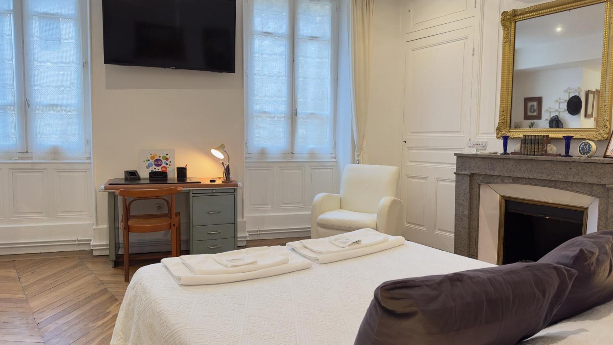 Chambre De Charme Au Coeur Du Vieux Valence - Confort & Calme Ngoại thất bức ảnh
