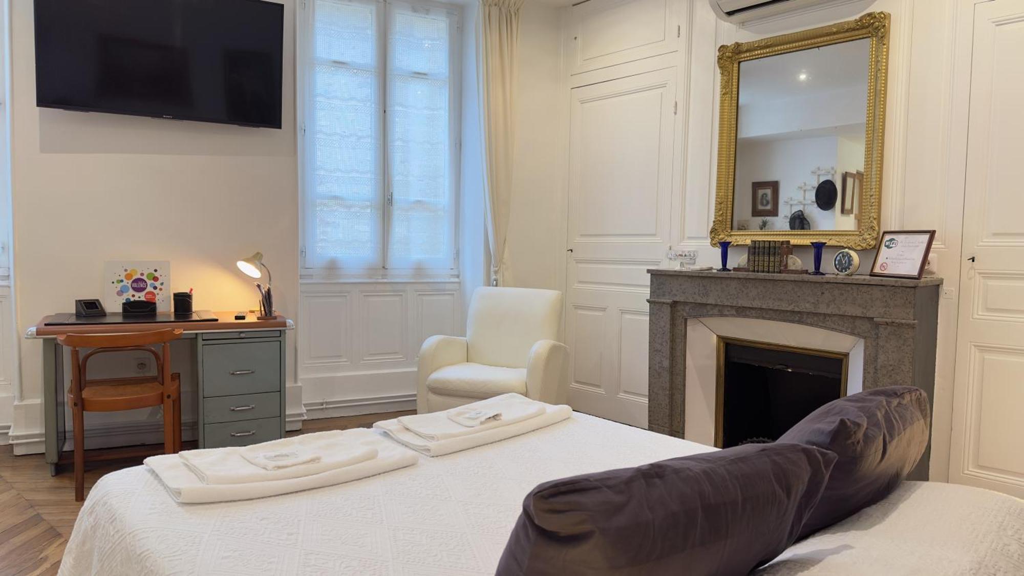Chambre De Charme Au Coeur Du Vieux Valence - Confort & Calme Ngoại thất bức ảnh